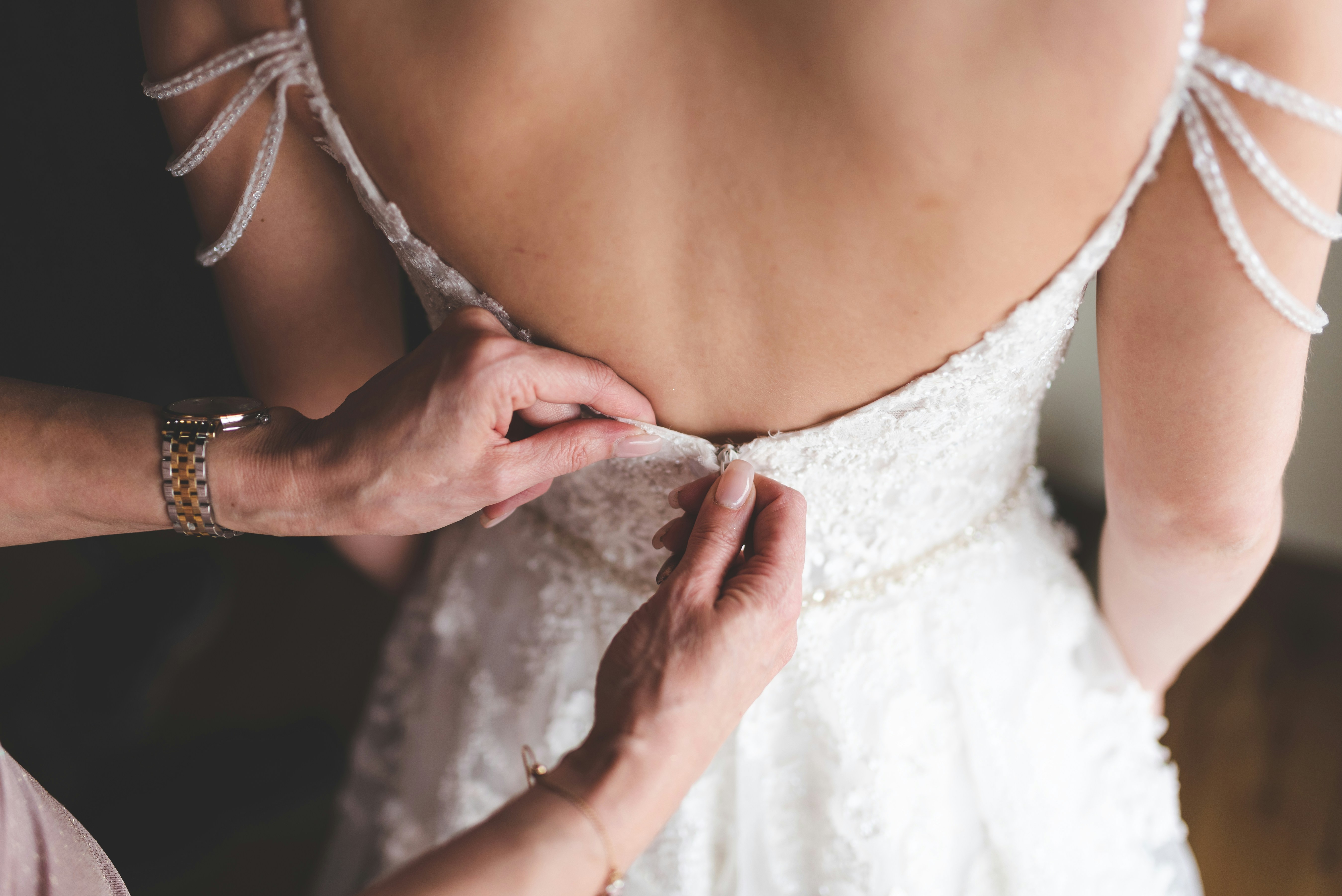 Modista ajustando detalles del vestido